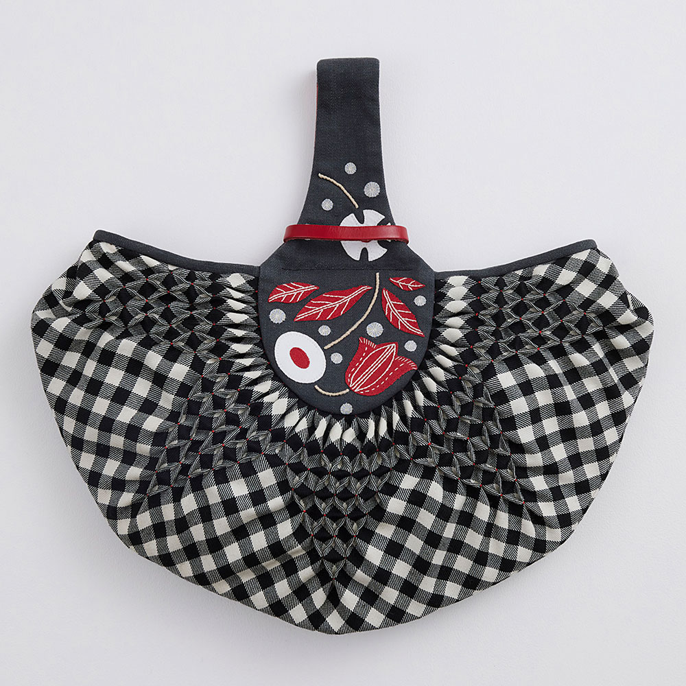 下田直子さんの 弓張り月のスモッキングバッグ