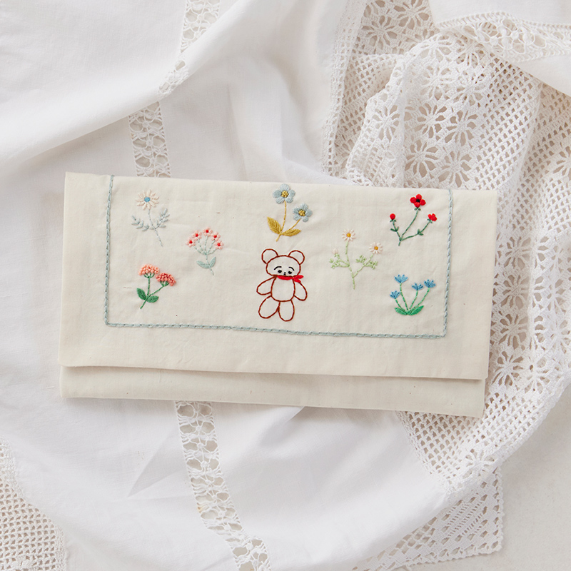 Kanae Entaniさんのやさしい刺繍 くまのフラップポーチ