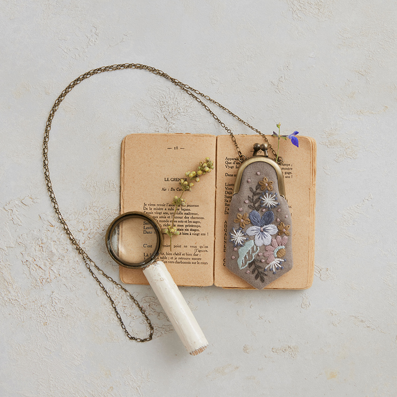 Rairaiさんの花咲く刺繍「がま口ネックレス」