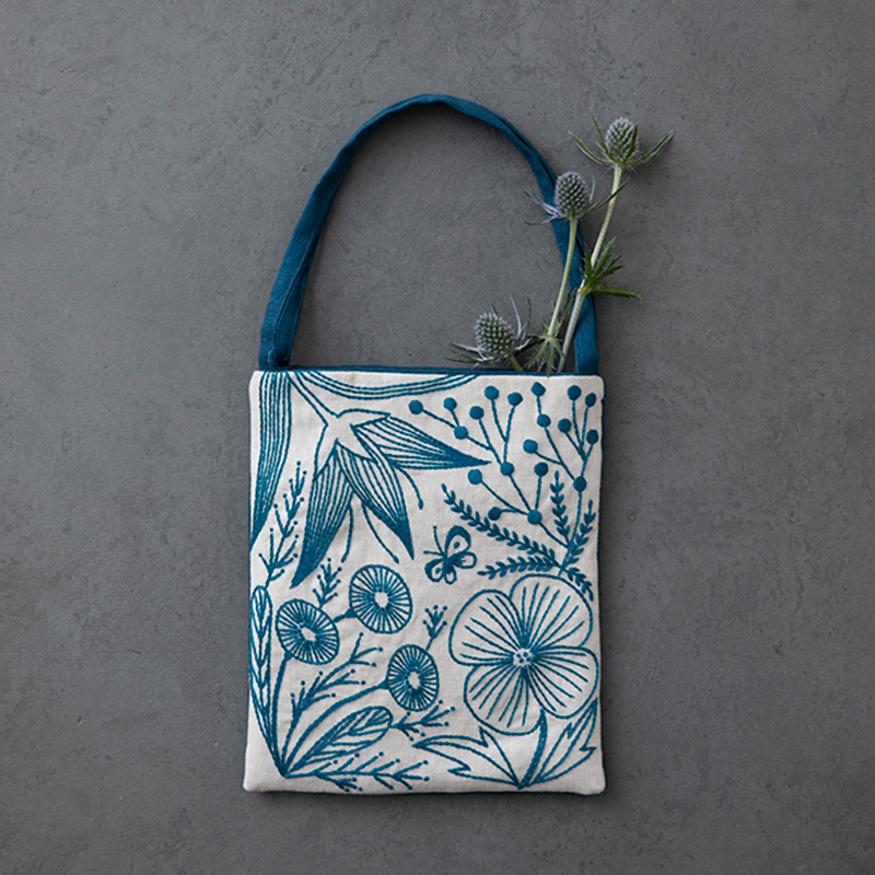 マカベアリスさんの白いリネンのミニバッグ