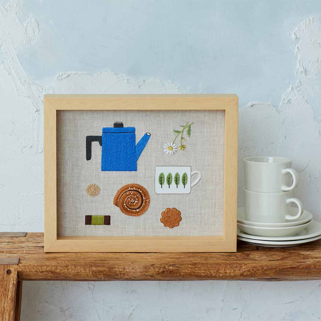 青木和子さんの刺しゅう「フィーカの時間」