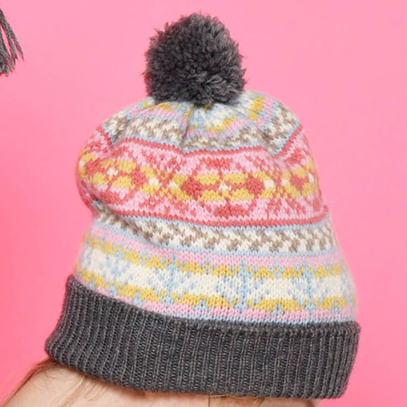 〈レシピ〉赤系とピンク系の編み込み模様の帽子