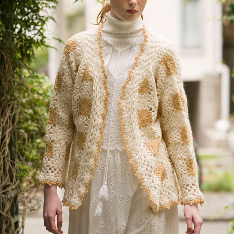 〈レシピ〉ベージュと白のモチーフカーディガン