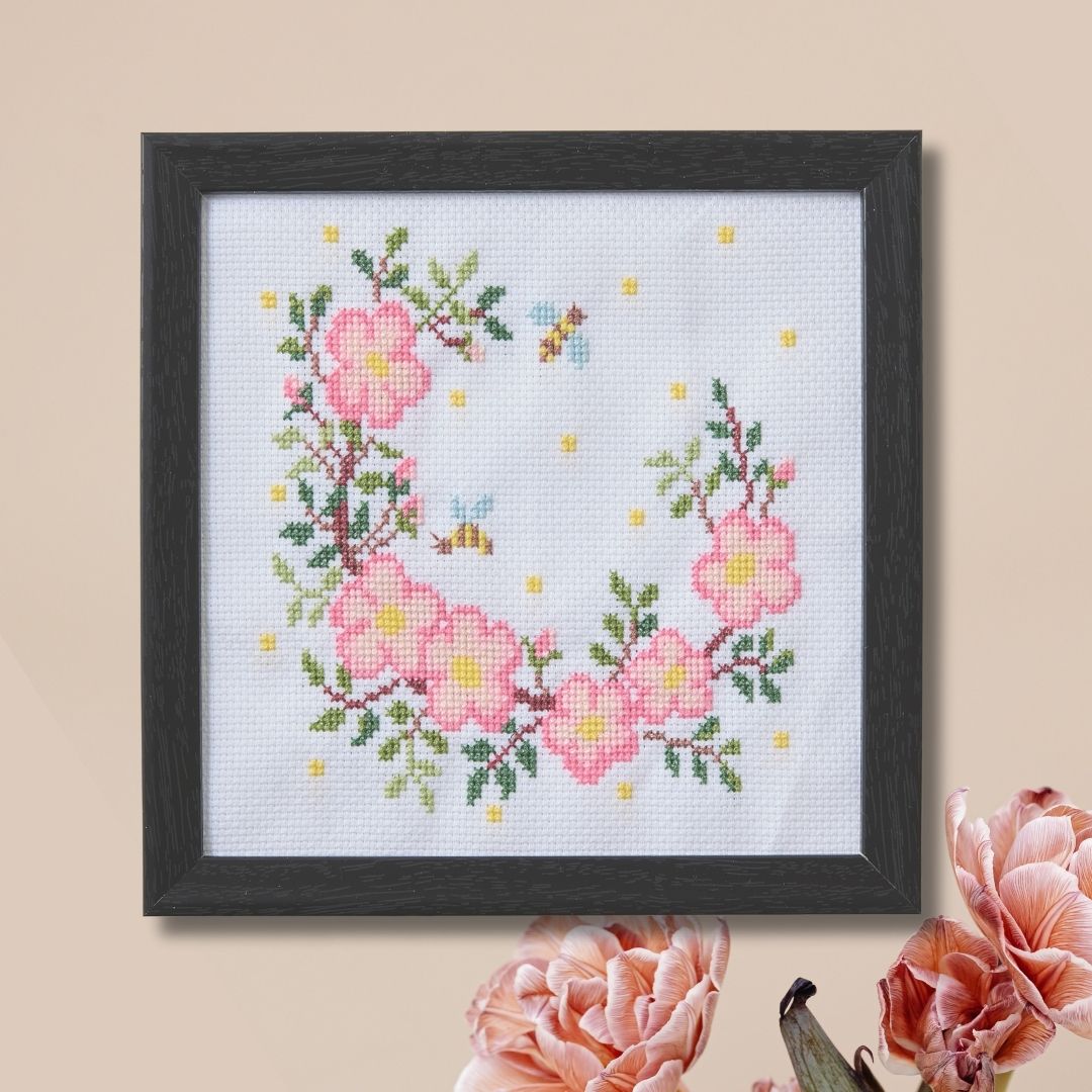 彩葉　季節を彩るクロスステッチ 蜂と野バラ