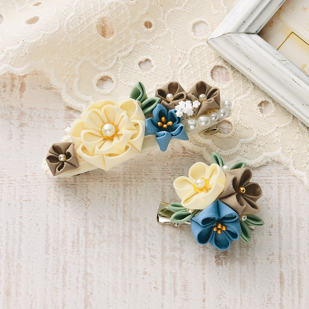 普段づかいのつまみ細工　バレッタとブローチ（アイボリー）