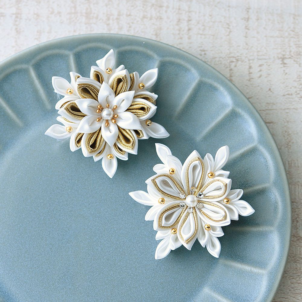 モダンにおでかけつまみ細工ブローチ（白）