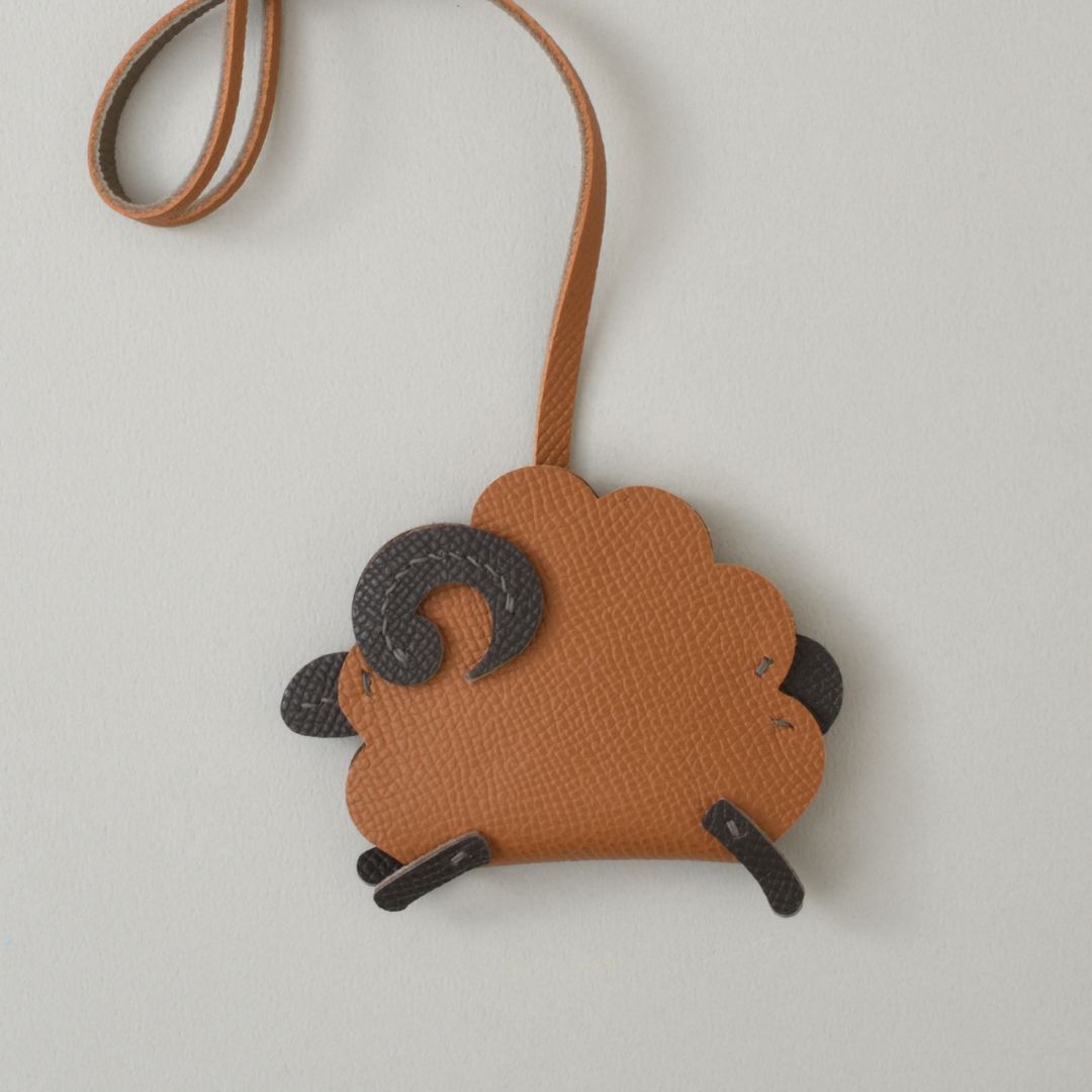 本革で楽しむおしゃれな動物チャーム　ひつじ